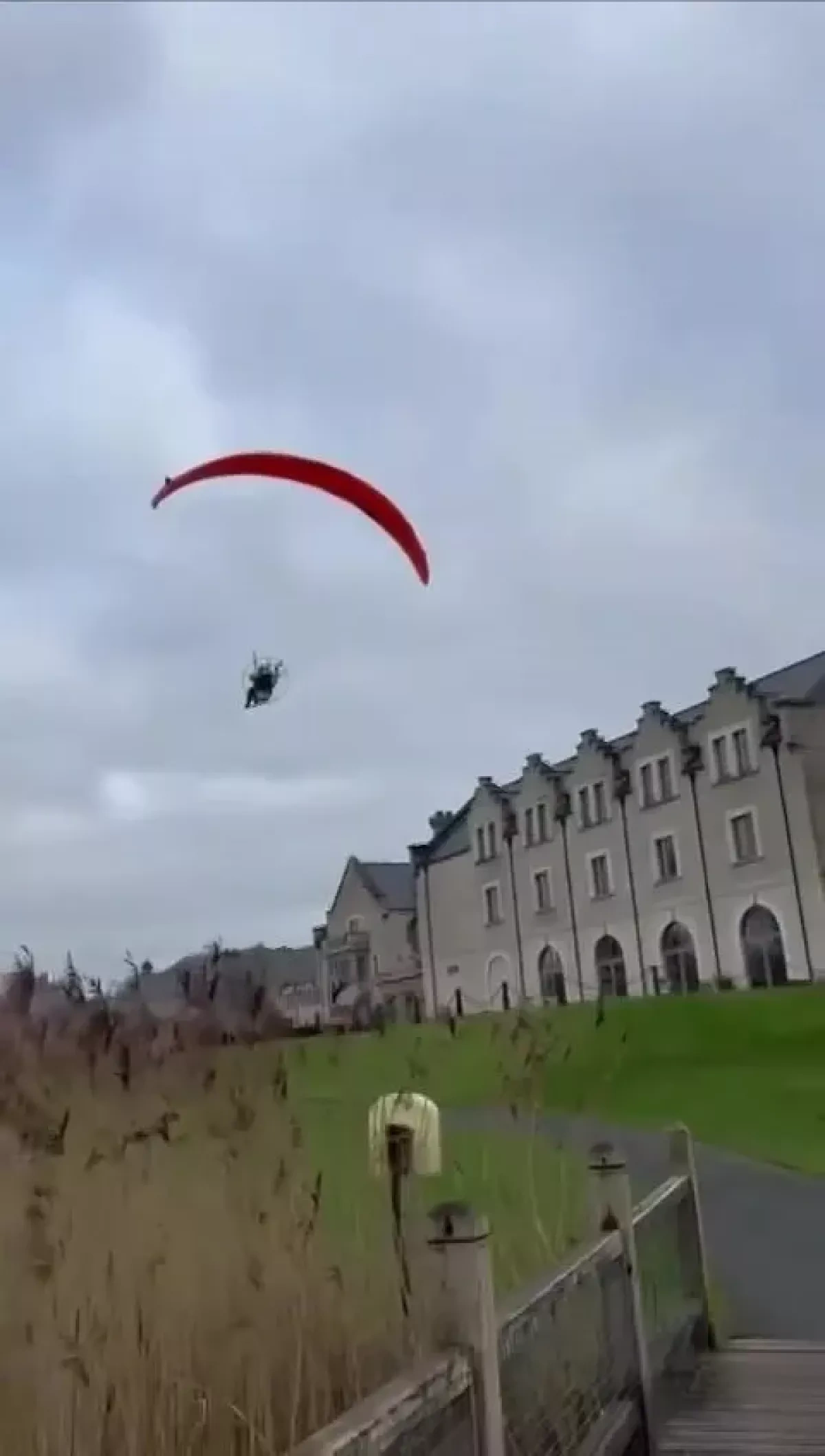 Paraglider crashes onto Northern Ireland hotel roof, rescued PHOTO / VIDEO