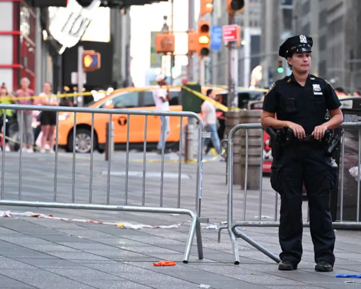 Police shoot woman dead after two stabbed in Times Square