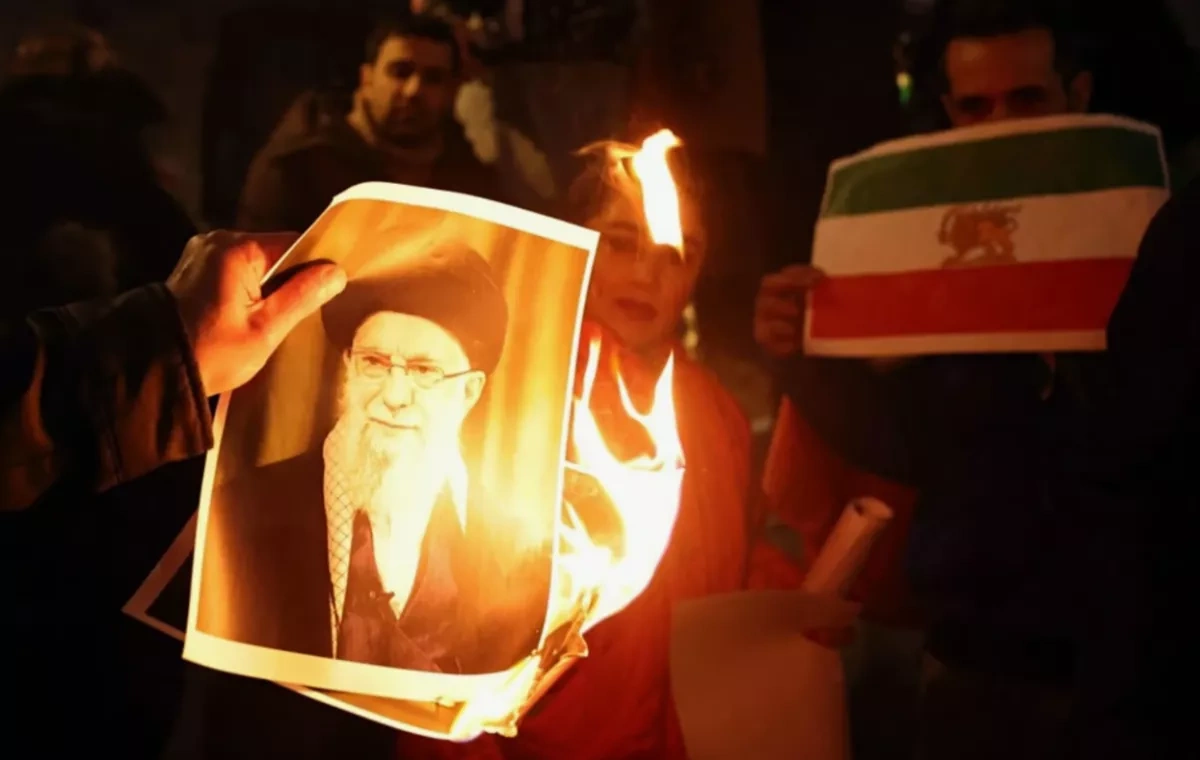 US congresswoman joins trend of burning Khamenei's images PHOTO