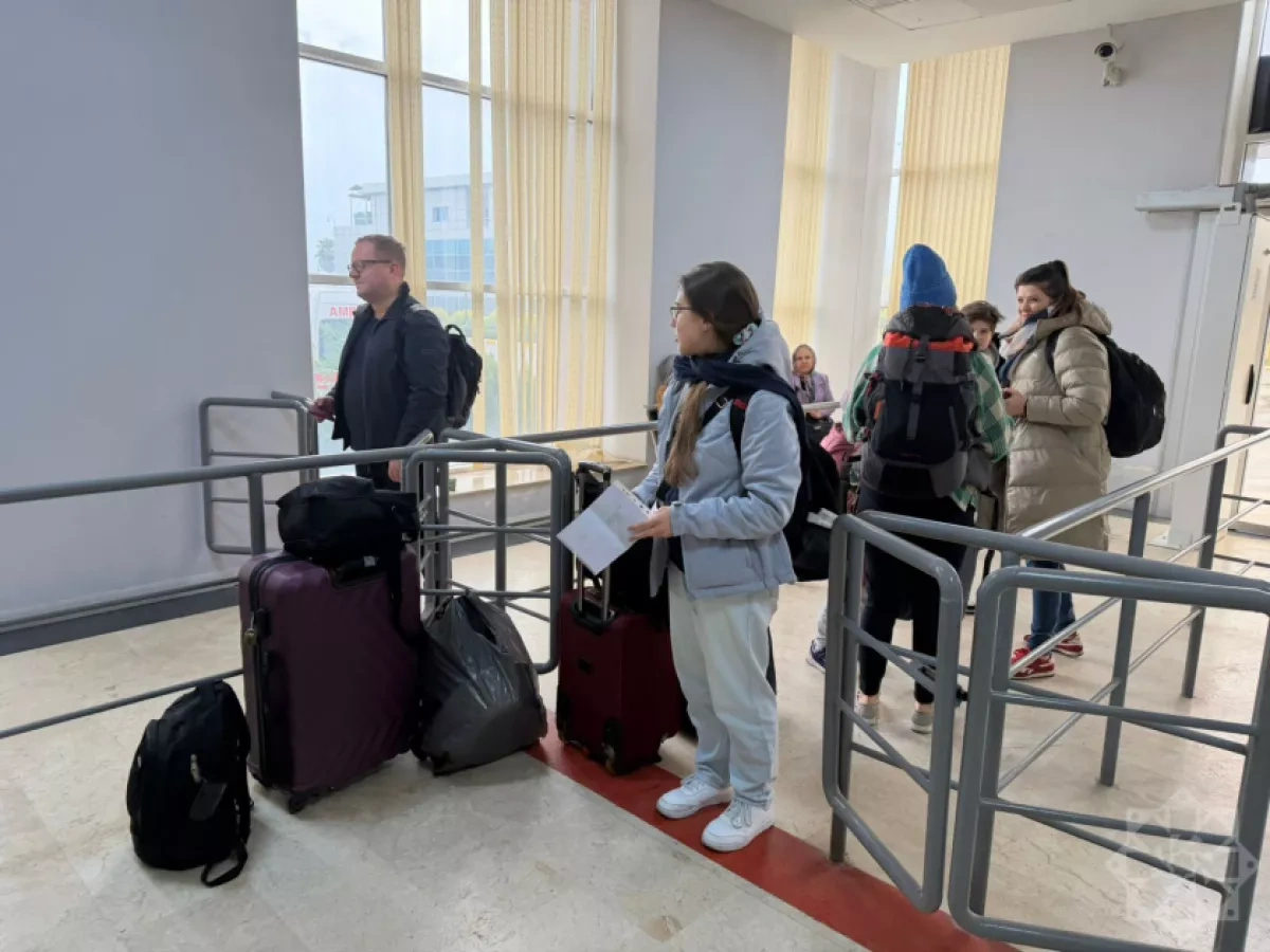 Azerbaijan evacuates Polish diplomats from Iran via Astara border crossing PHOTO