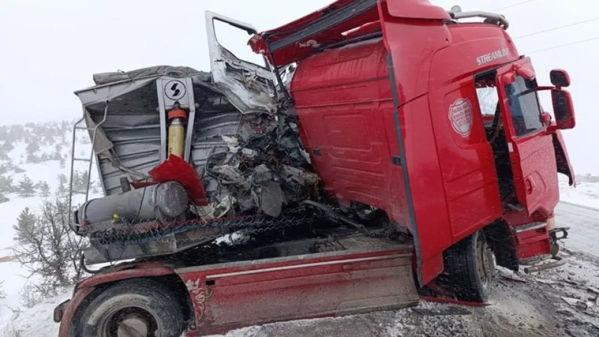 Azerbaijani truck driver dies in fatal Türkiye collision PHOTO