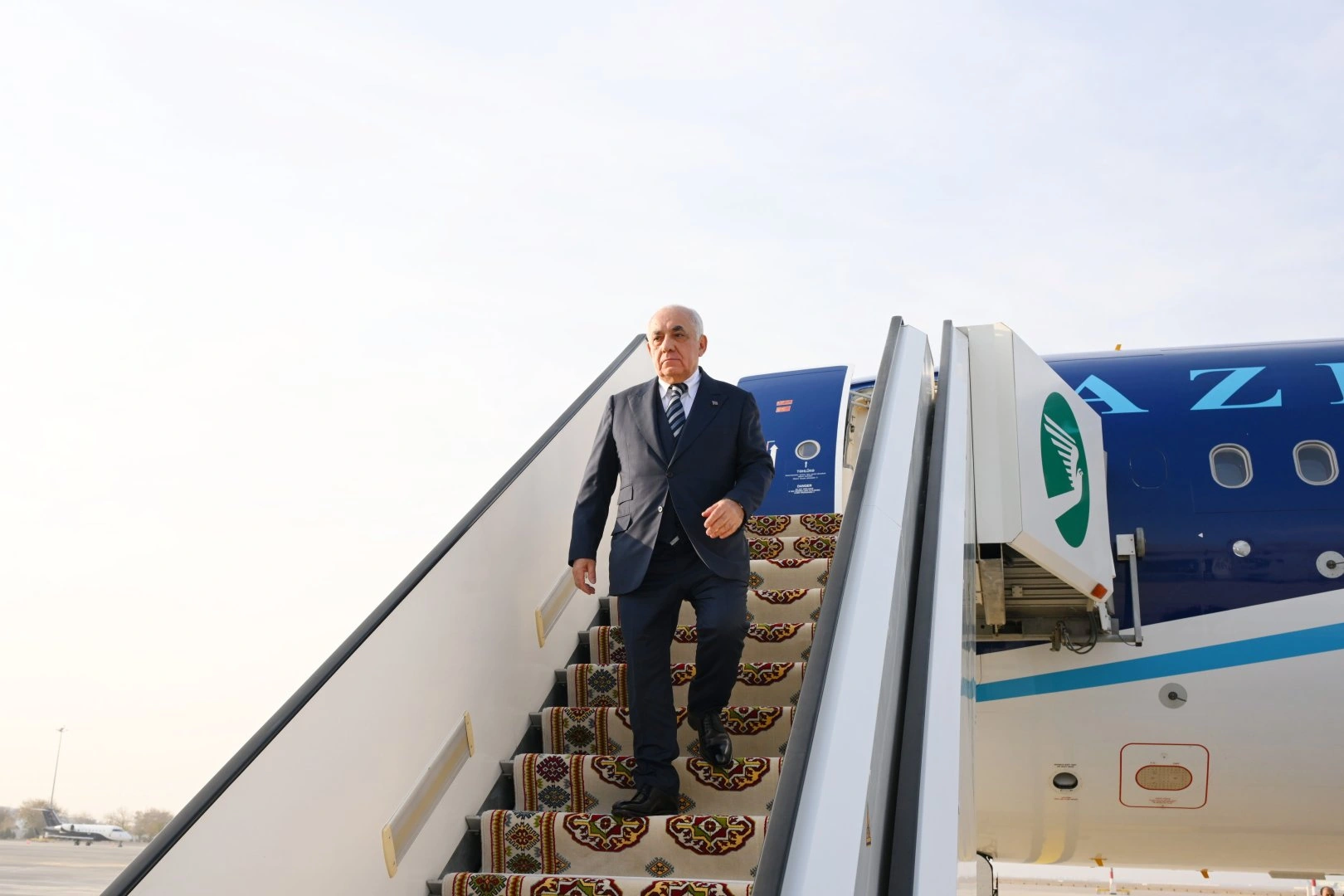 Azerbaijani PM leaves for working visit to Turkmenistan (PHOTO)