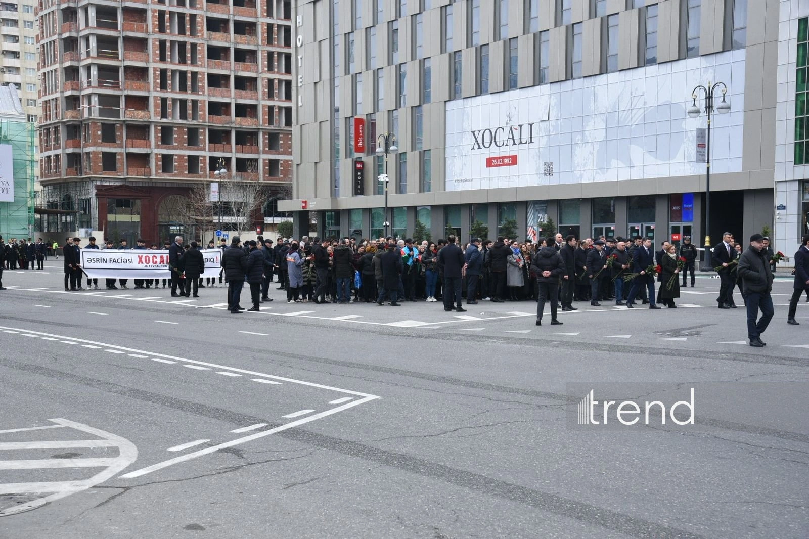 Azerbaijani people visit "Mother's Cry" monument on 34th anniversary of Khojaly genocide (PHOTO)