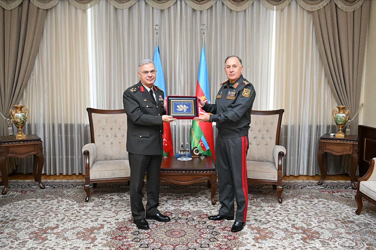 Azerbaijan, Türkiye defence chiefs discuss military cooperation PHOTO