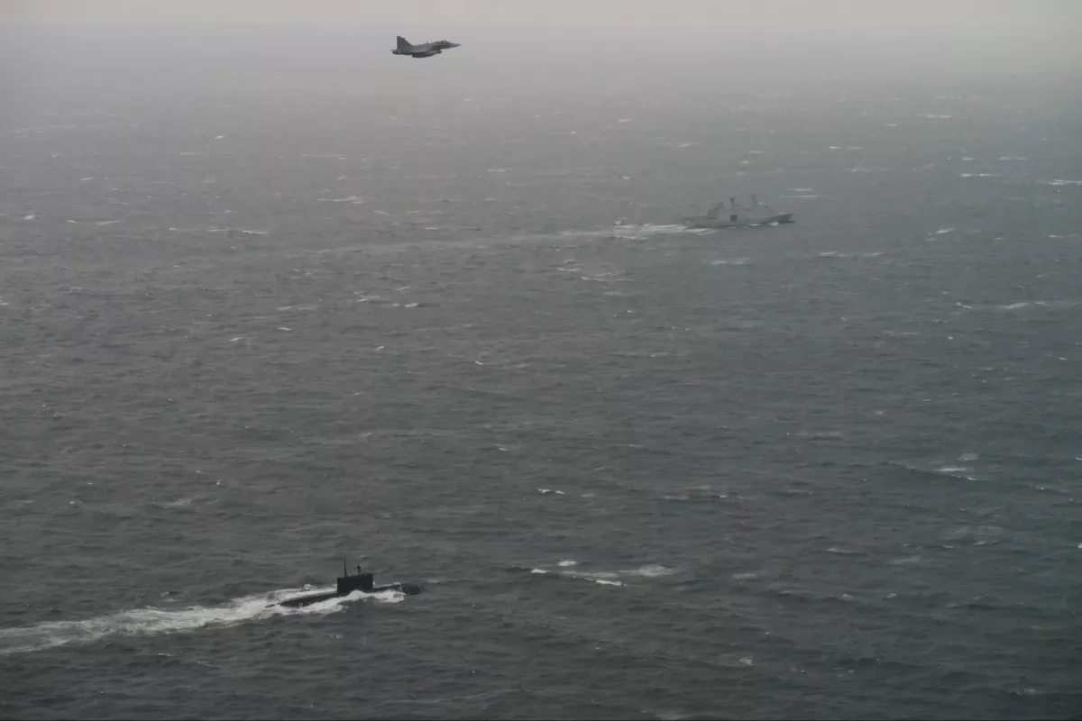Swedish fighter jets track Russian submarine in Kattegat PHOTO