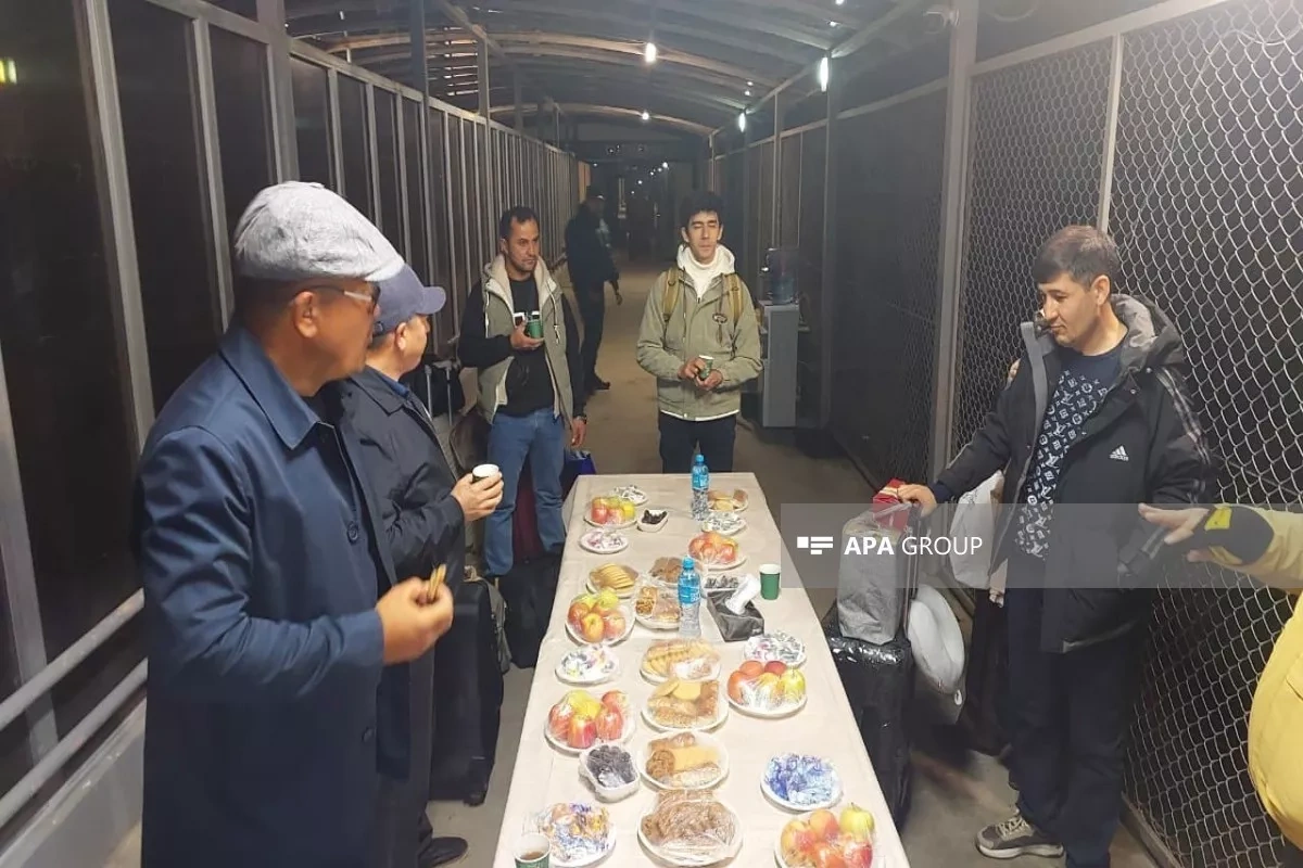 Eight Tajik citizens evacuated from Iran via Azerbaijani border PHOTO