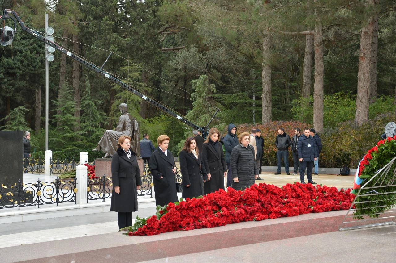 Azerbaijani Parliament staff commemorate National Leader Heydar Aliyev at Alley of Honor (PHOTO)