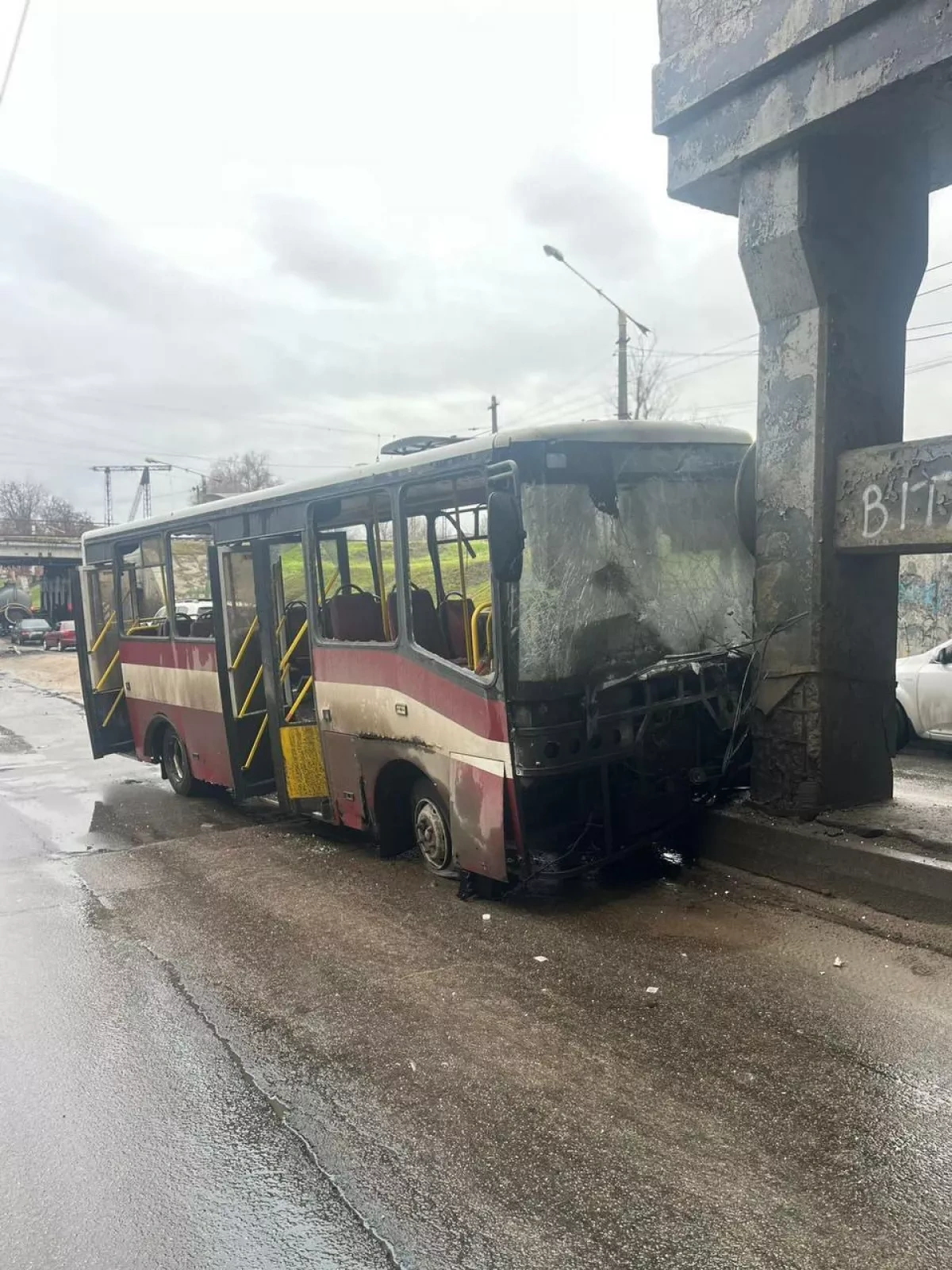 Russian shelling hits minibus in Kherson, killing driver, injuring several Photo