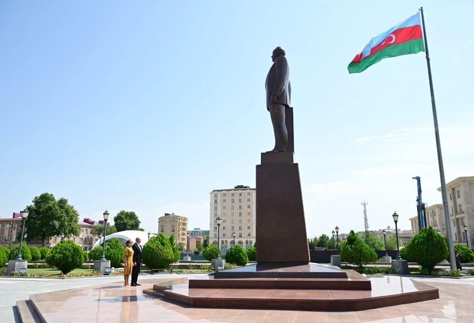 President Ilham Aliyev, First Lady Mehriban Aliyeva visit monument to National Leader in center of Nakhchivan city (PHOTO/VIDEO)