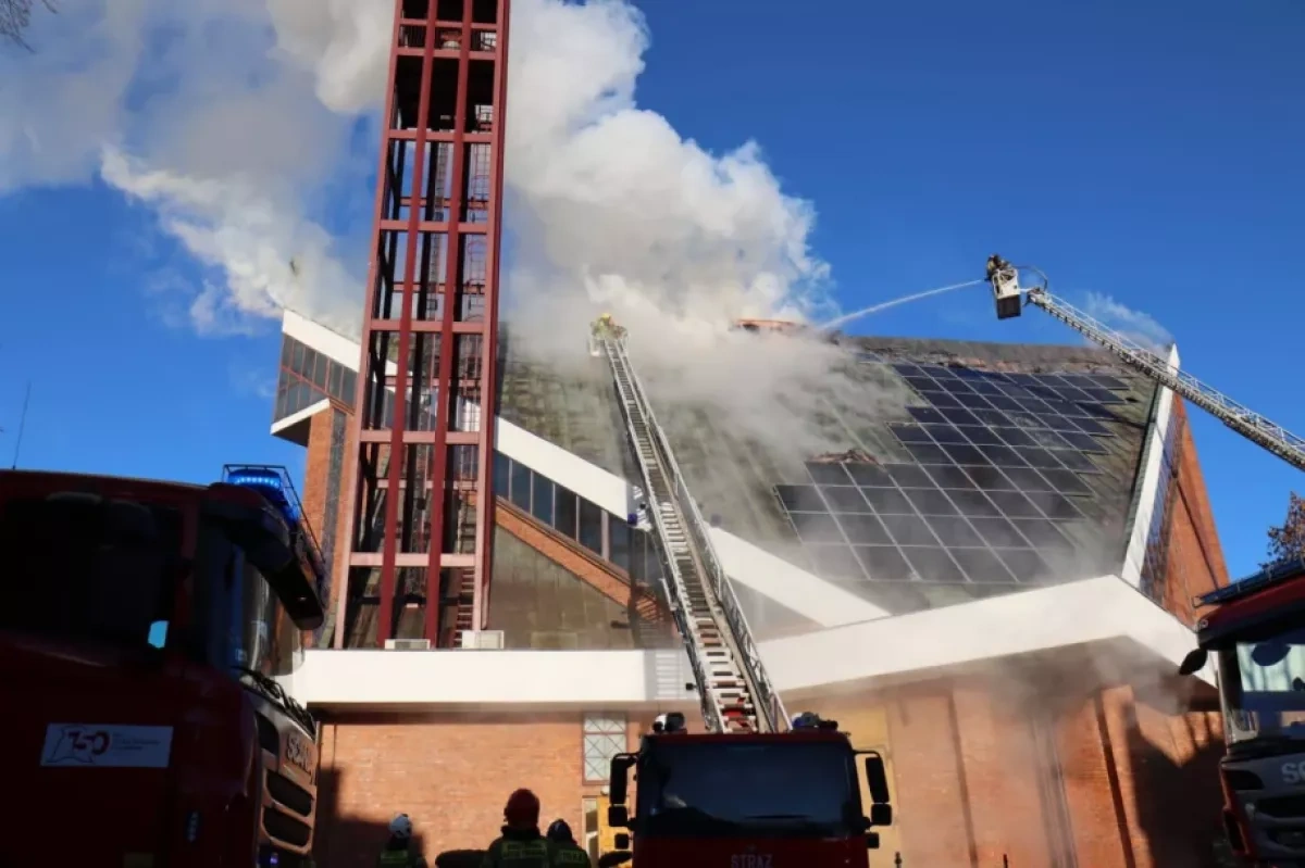 Major fire engulfs church in Poland on Christmas morning PHOTO/VIDEO