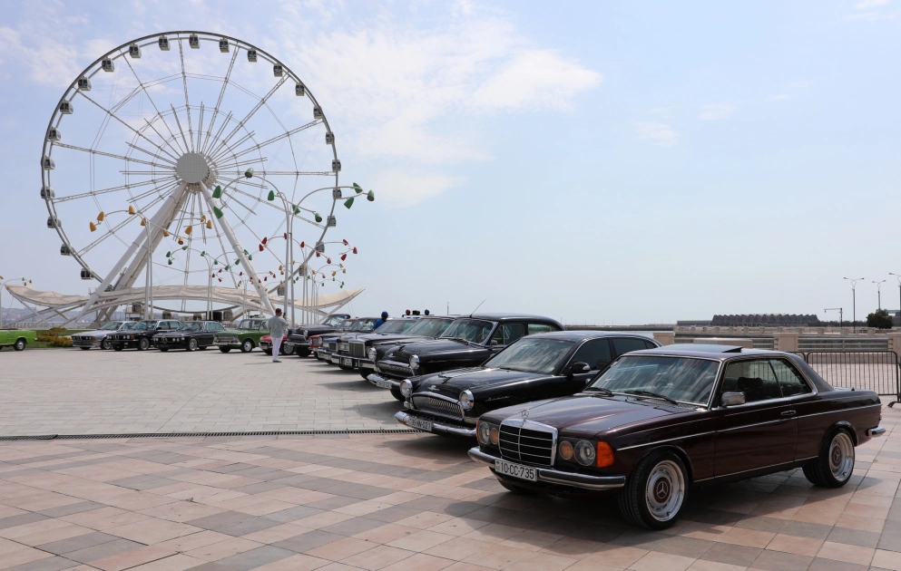 Vice-President of Heydar Aliyev Foundation Leyla Aliyeva and Arzu Aliyeva watch classic car parade and exhibition (PHOTO)
