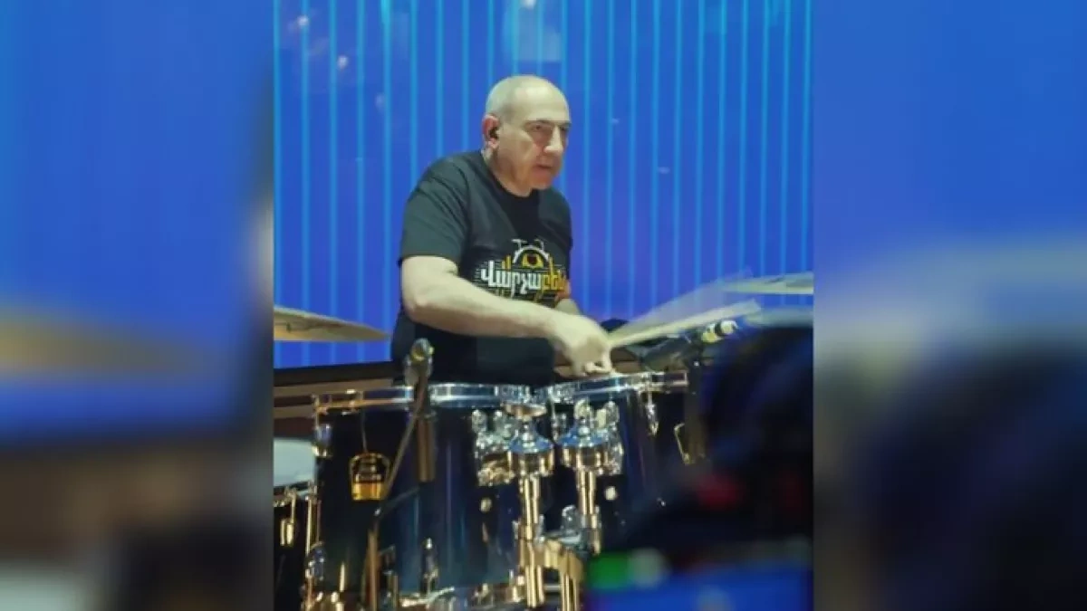 Armenian PM makes musical debut at Yerevan concert video