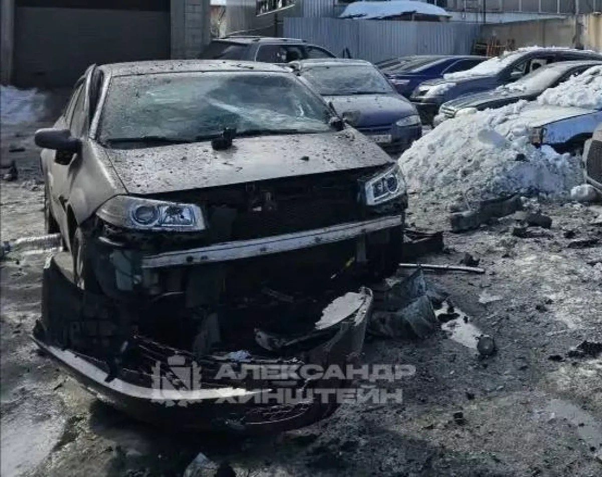 Missile debris damages apartment building in Russia, killing one Photo