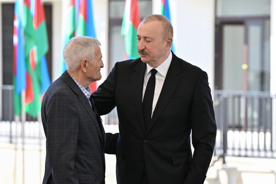 President Ilham Aliyev meets with families moving to first residential complex in Zangilan city (PHOTO)