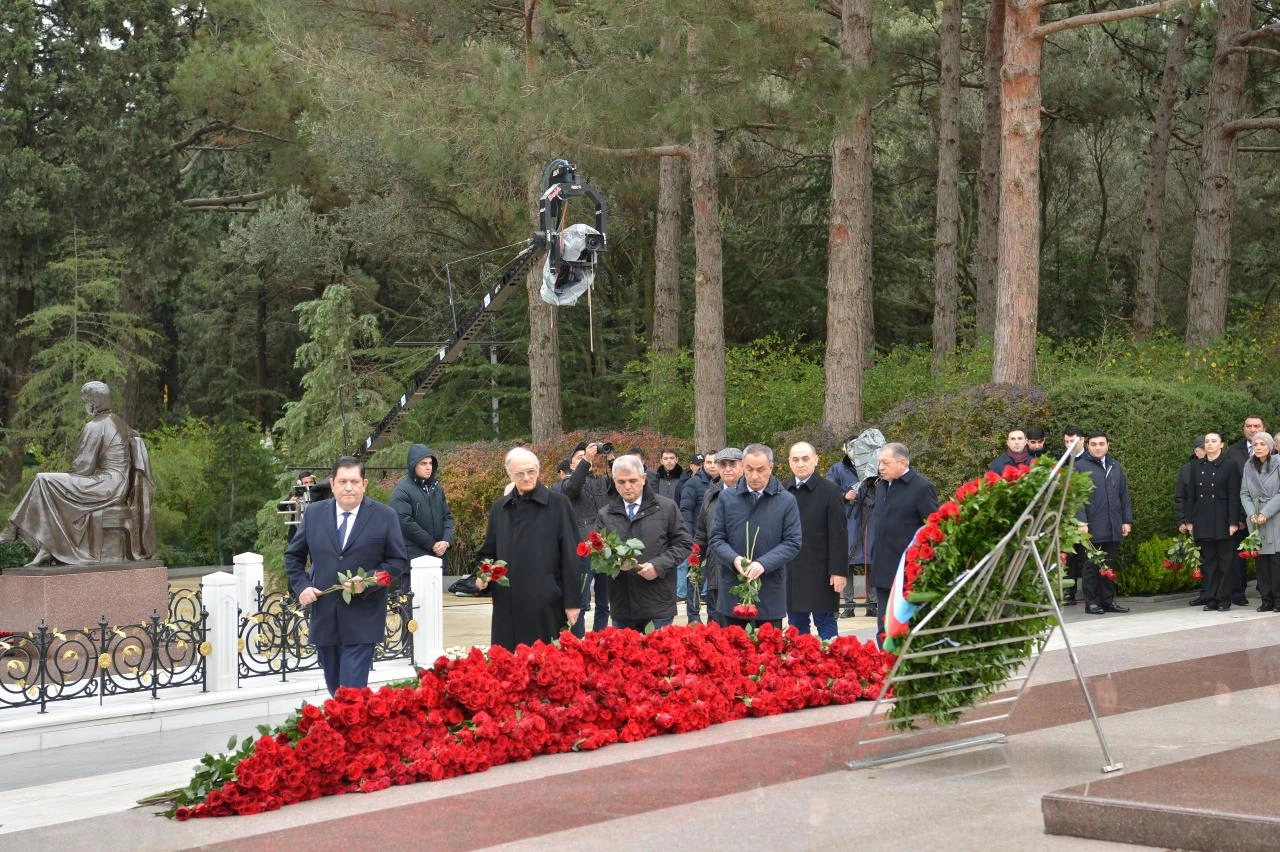 Azerbaijani Parliament staff commemorate National Leader Heydar Aliyev at Alley of Honor (PHOTO)