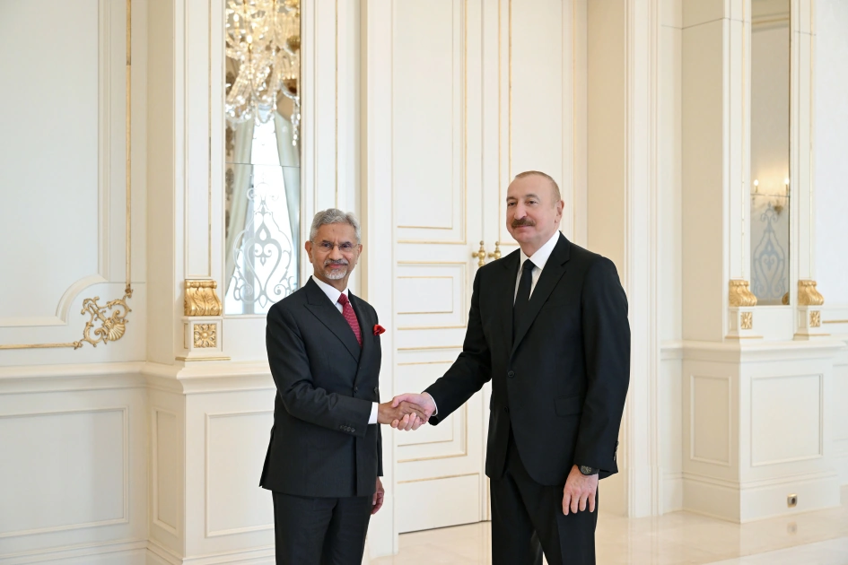 President Ilham Aliyev receives Minister of External Affairs of India (PHOTO)
