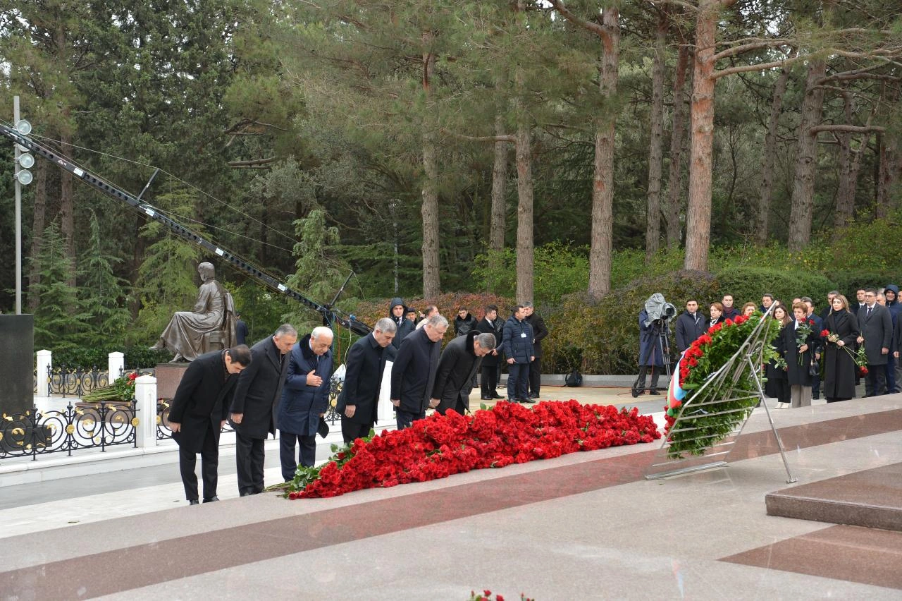 Azerbaijani Parliament staff commemorate National Leader Heydar Aliyev at Alley of Honor (PHOTO)