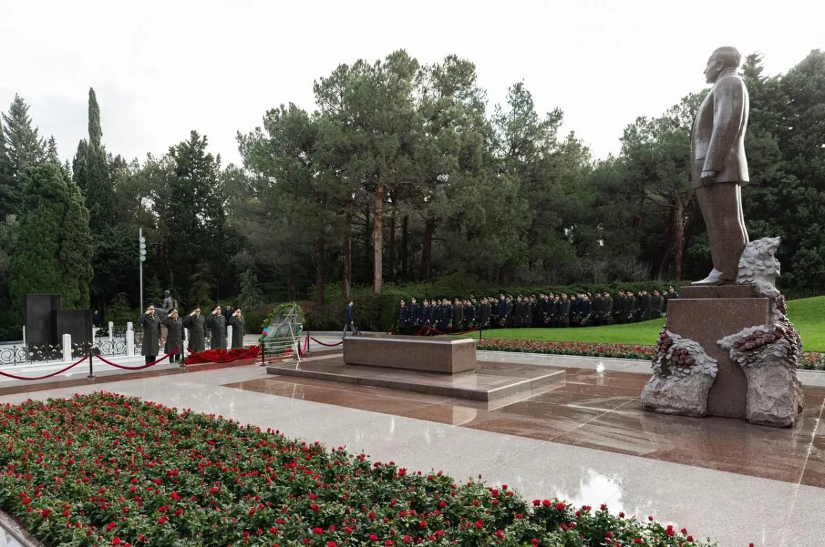 Azerbaijani defence, internal officials pay tribute to National Leader Heydar Aliyev PHOTO/VIDEO