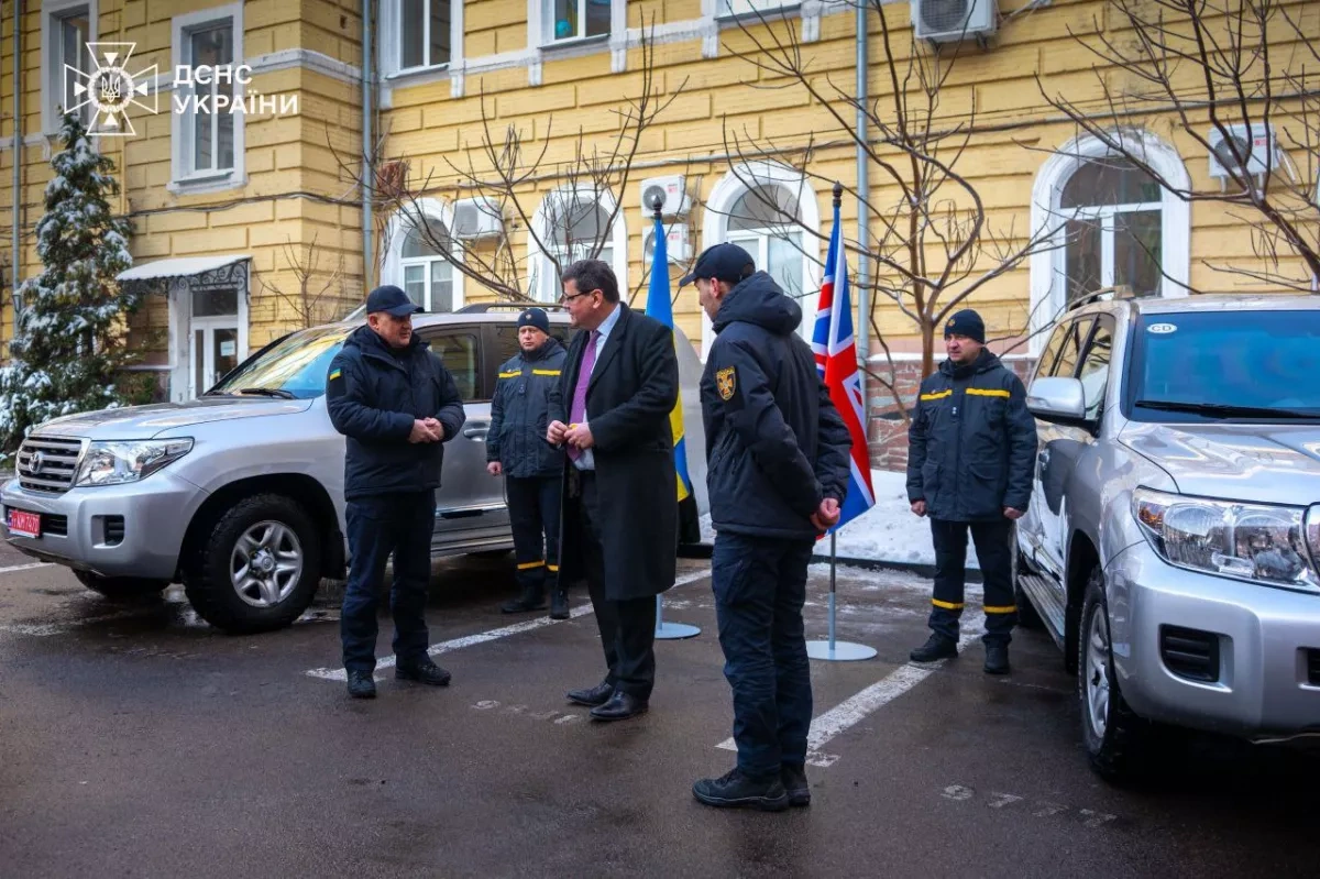 Ukraine emergency service receives armoured Land Cruisers from UK PHOTO / VIDEO