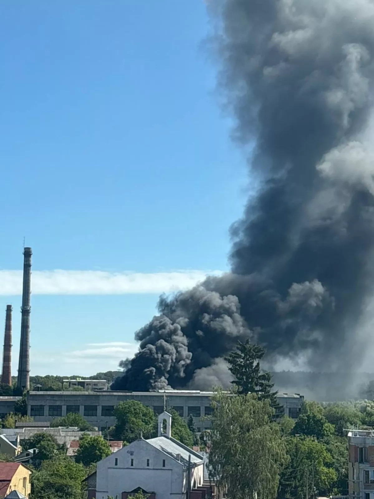 Fire breaks out at major Ukrainian lamp factory in Lviv VIDEO
