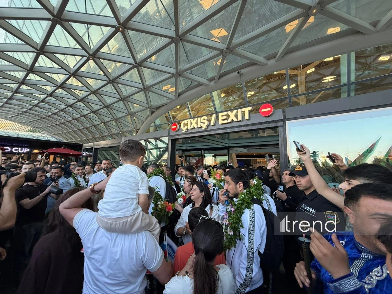 Azerbaijan’s European minifootball champions return home (PHOTO)