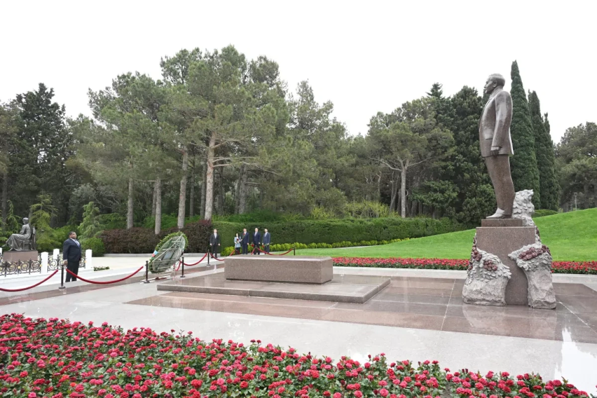 IPU Secretary General visits Alley of Martyrs in Baku PHOTO