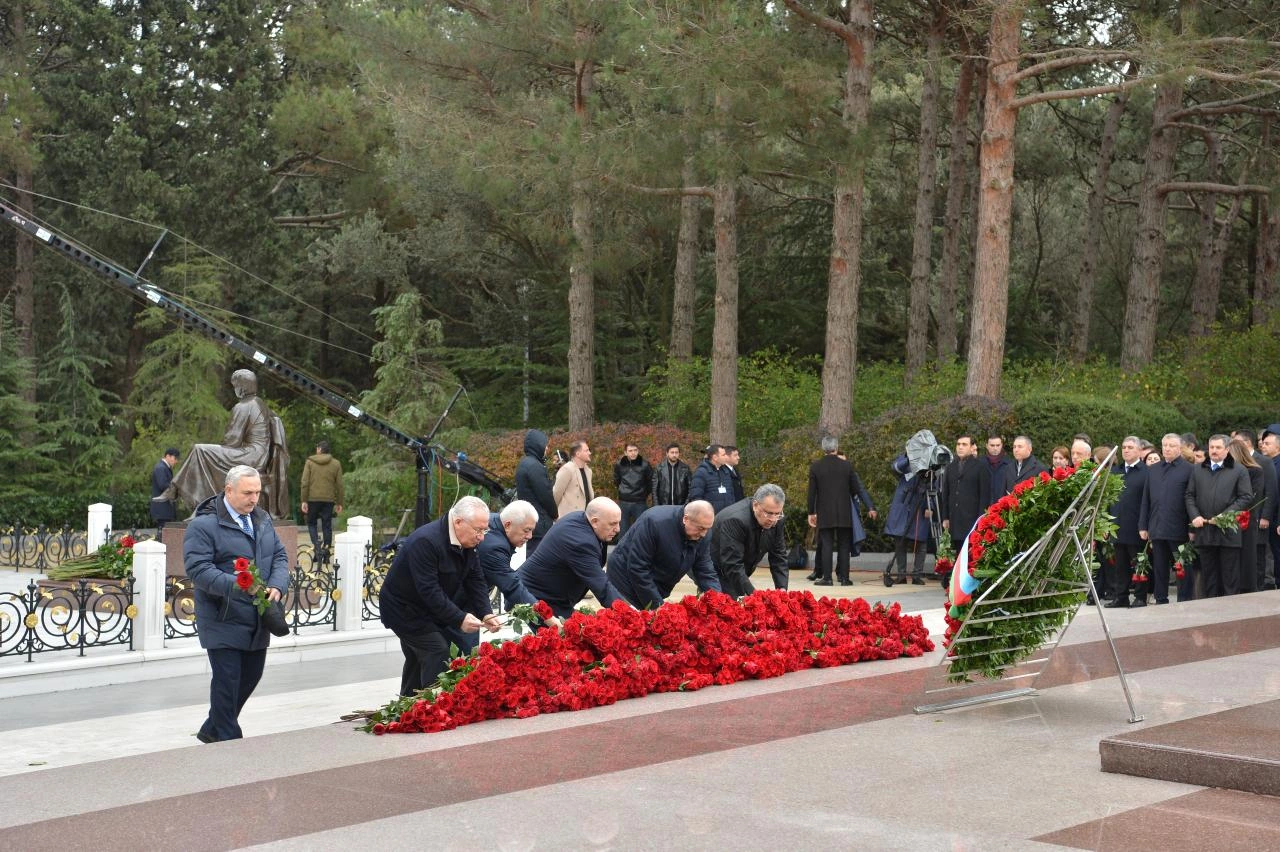 Azerbaijani Parliament staff commemorate National Leader Heydar Aliyev at Alley of Honor (PHOTO)