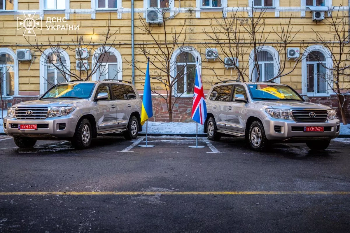 Ukraine emergency service receives armoured Land Cruisers from UK PHOTO / VIDEO