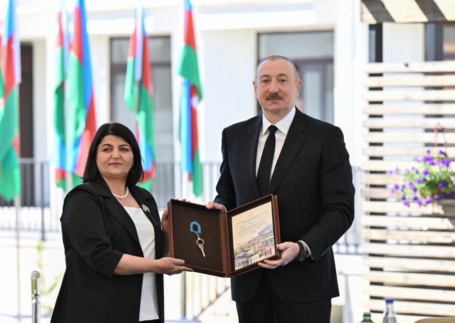 President Ilham Aliyev meets with families moving to first residential complex in Zangilan city (PHOTO)