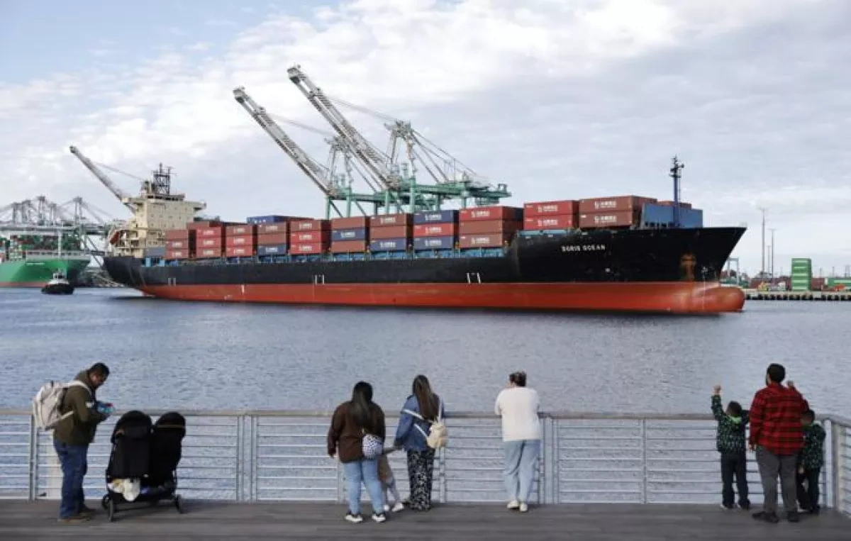 FT reports surge in global sea freight prices ahead of new US tariffs