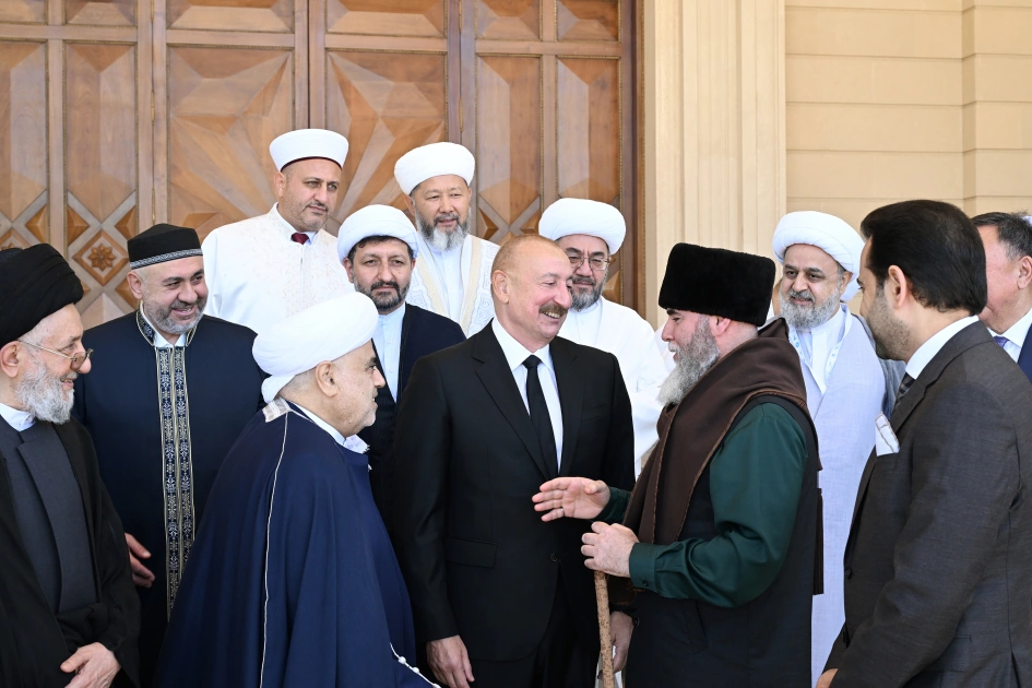 President Ilham Aliyev receives participants of international conferences held in Baku (PHOTO)
