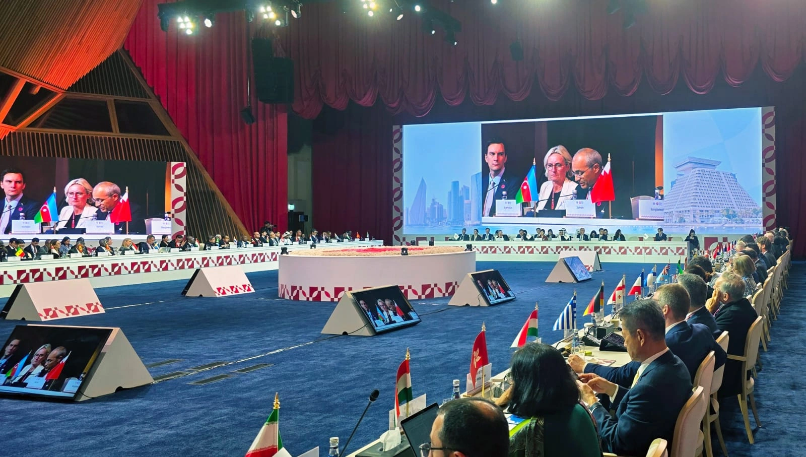 Azerbaijan, AIIB brainstorm new investment projects (PHOTO)