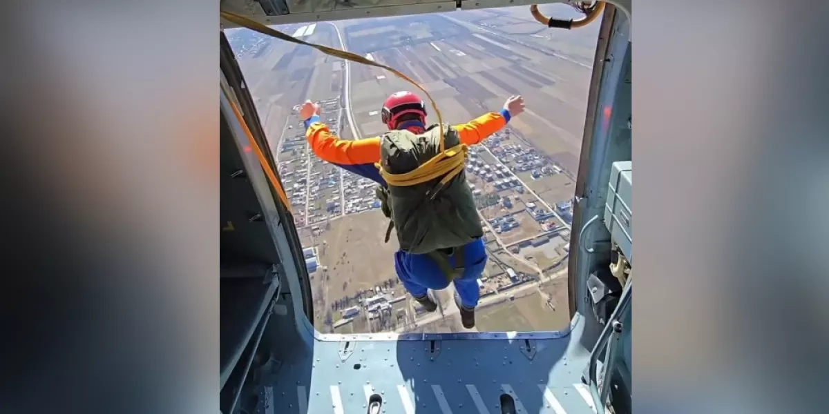 Kyrgyz emergency chief performs helicopter jump during drills photo