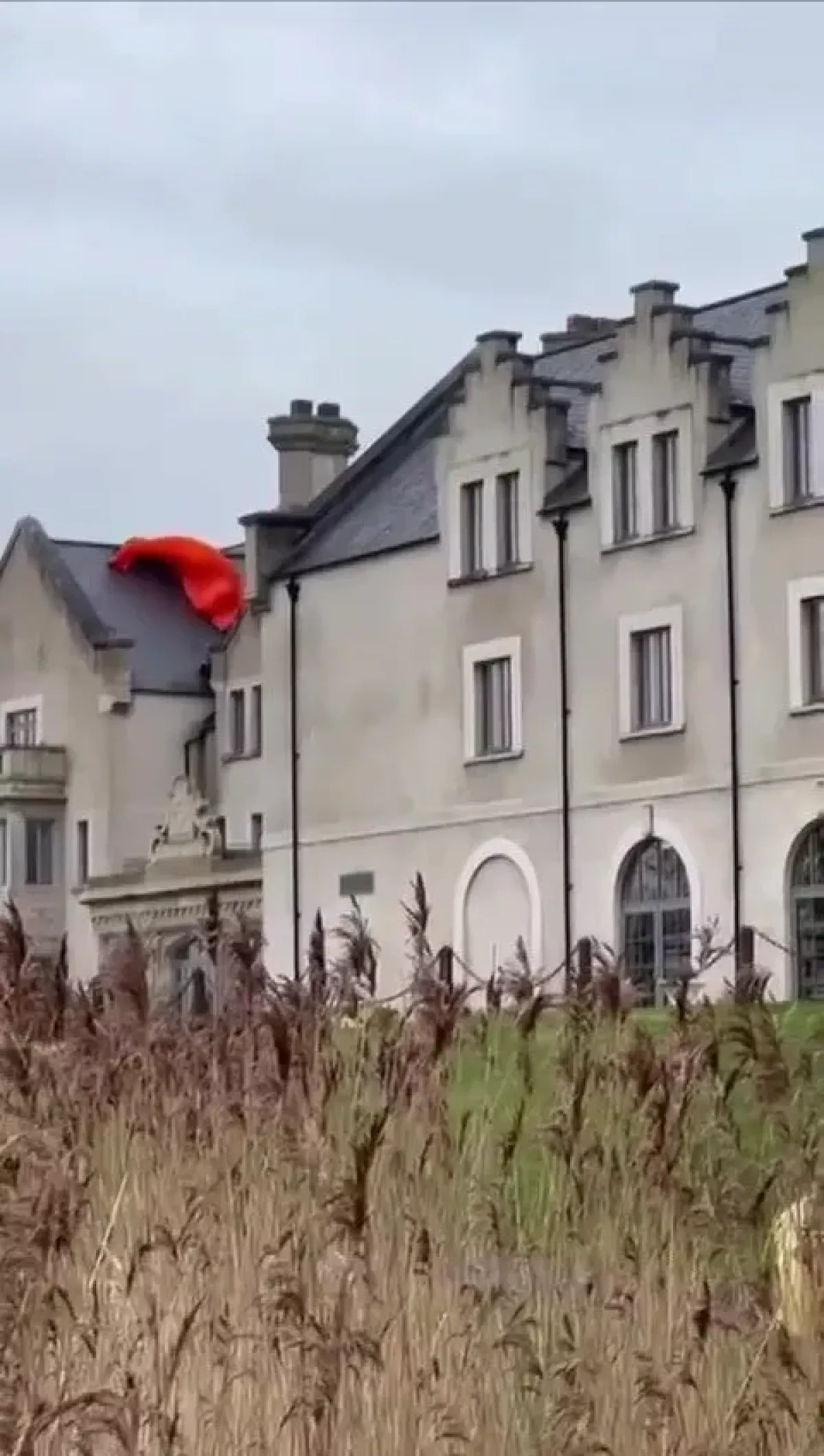Paraglider crashes onto Northern Ireland hotel roof, rescued PHOTO / VIDEO