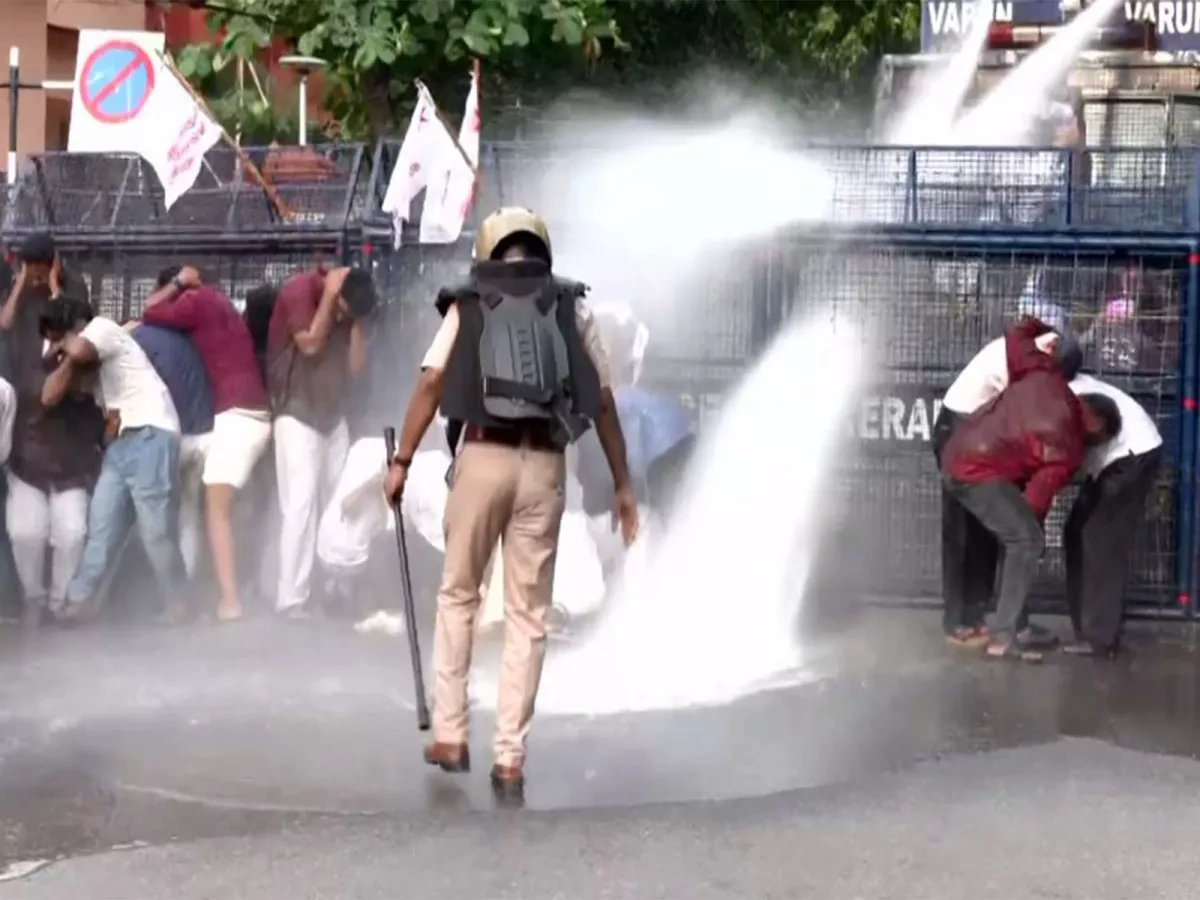 Student protests erupt in India after cancellation of medical entrance exam Photo