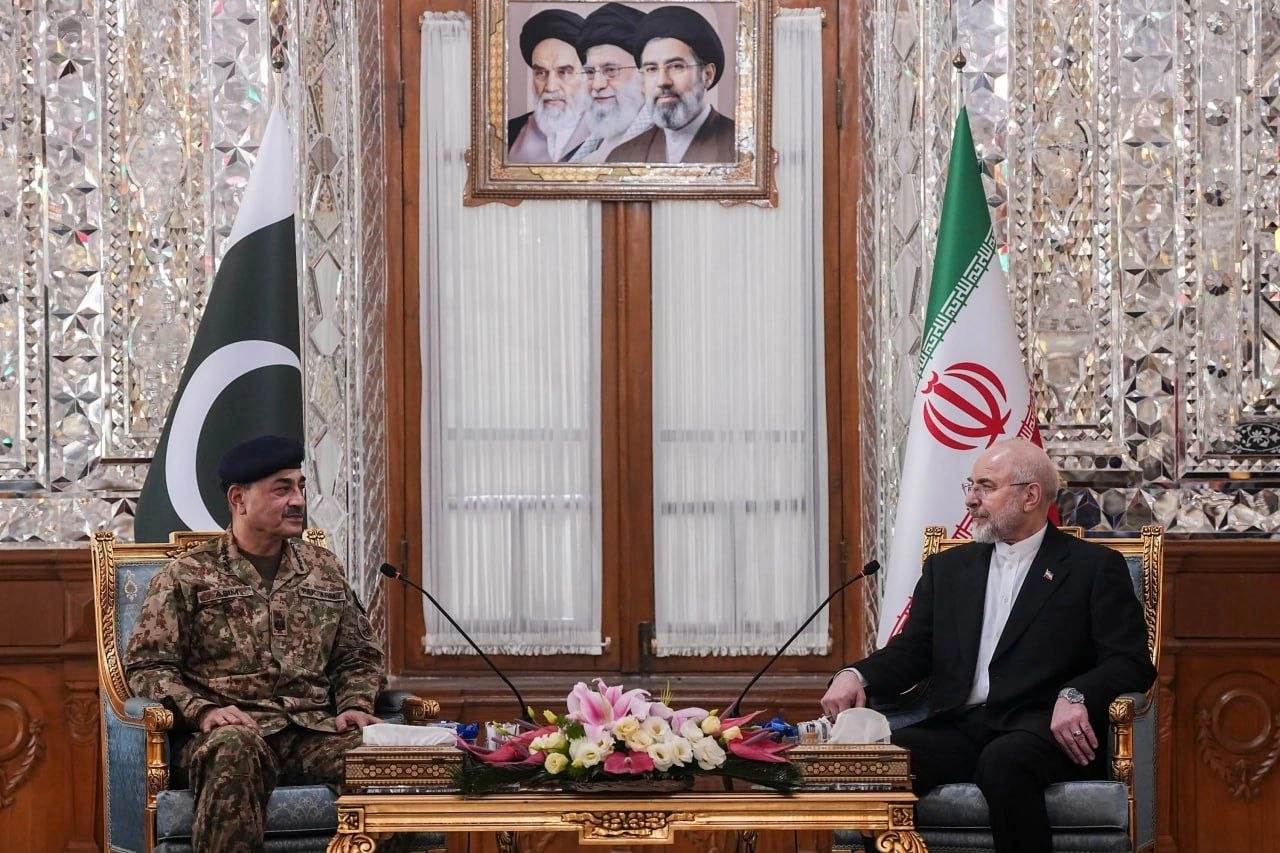 Iranian parliament speaker meets Pakistani army commander