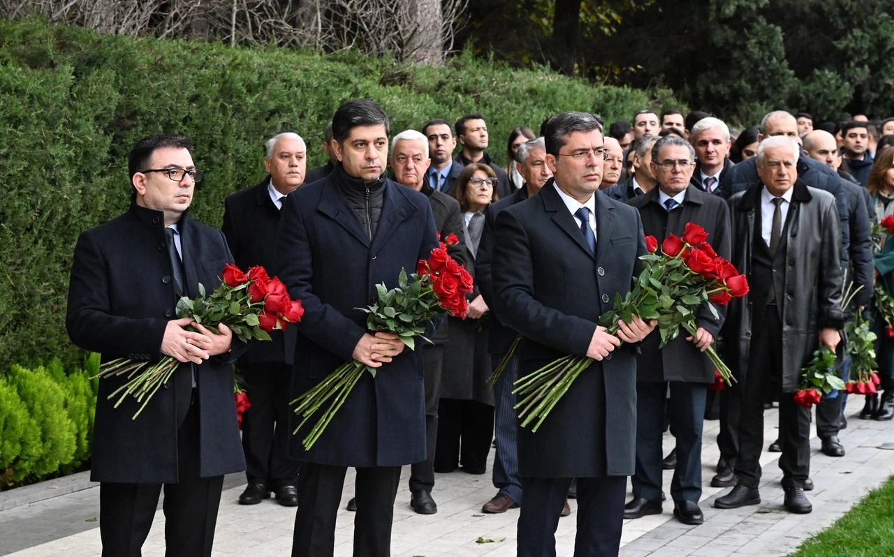 Azerbaijan's MEDIA and Audiovisual Council reps visit National Leader Heydar Aliyev's grave (PHOTO)