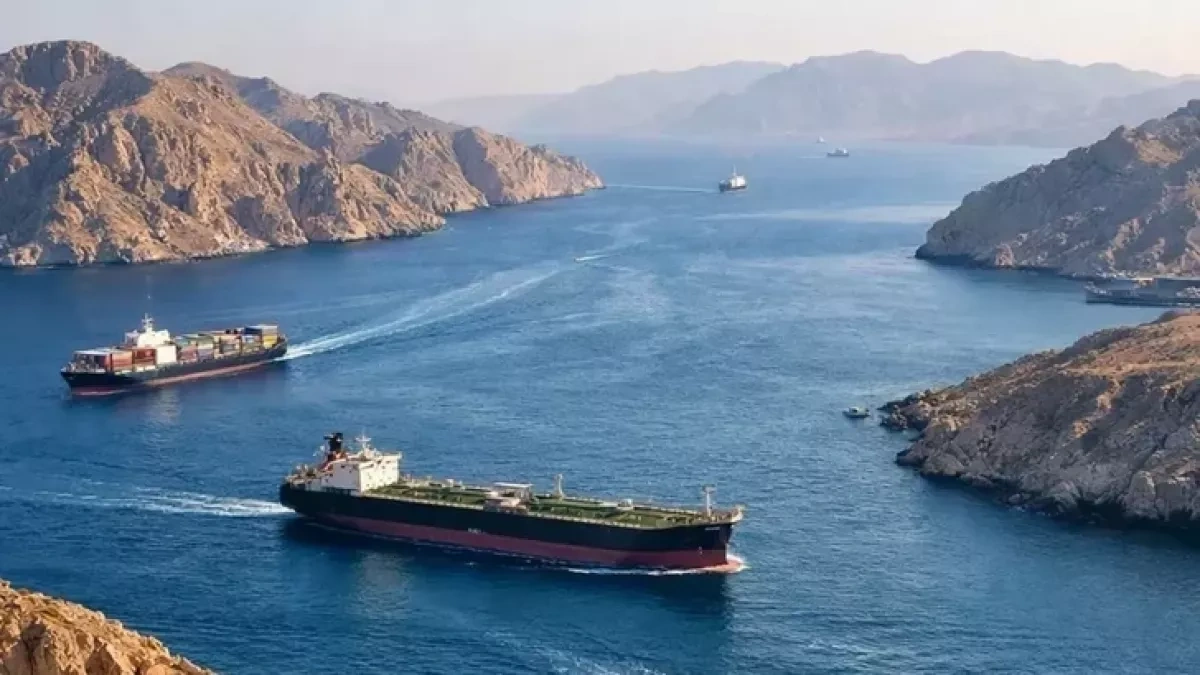 FT: Dozens of Iran-linked tankers evade US naval blockade in Gulf