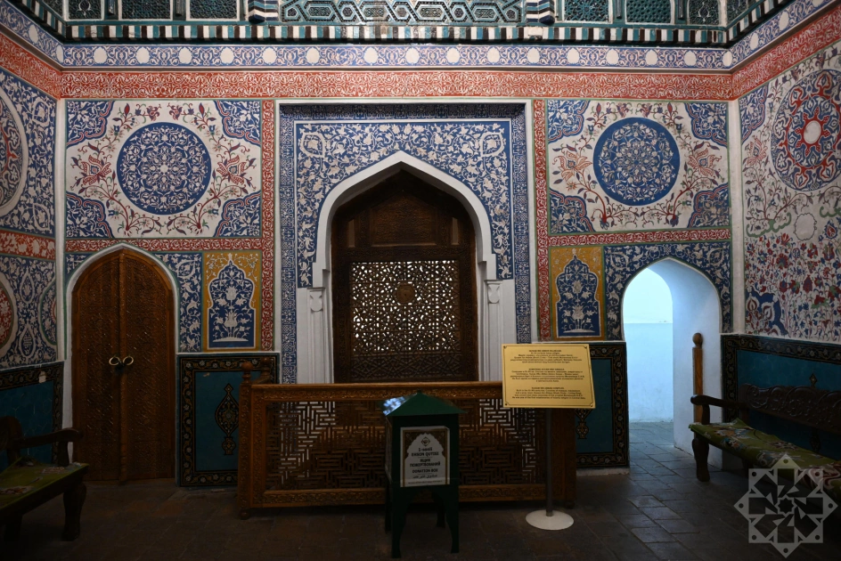 Azerbaijani journalists visit Shakhi Zinda memorial complex in Samarkand (PHOTO)