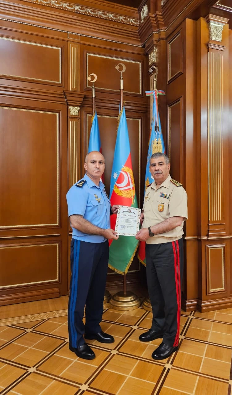 Azerbaijan’s Defense Minister awards top military commanders (PHOTO)