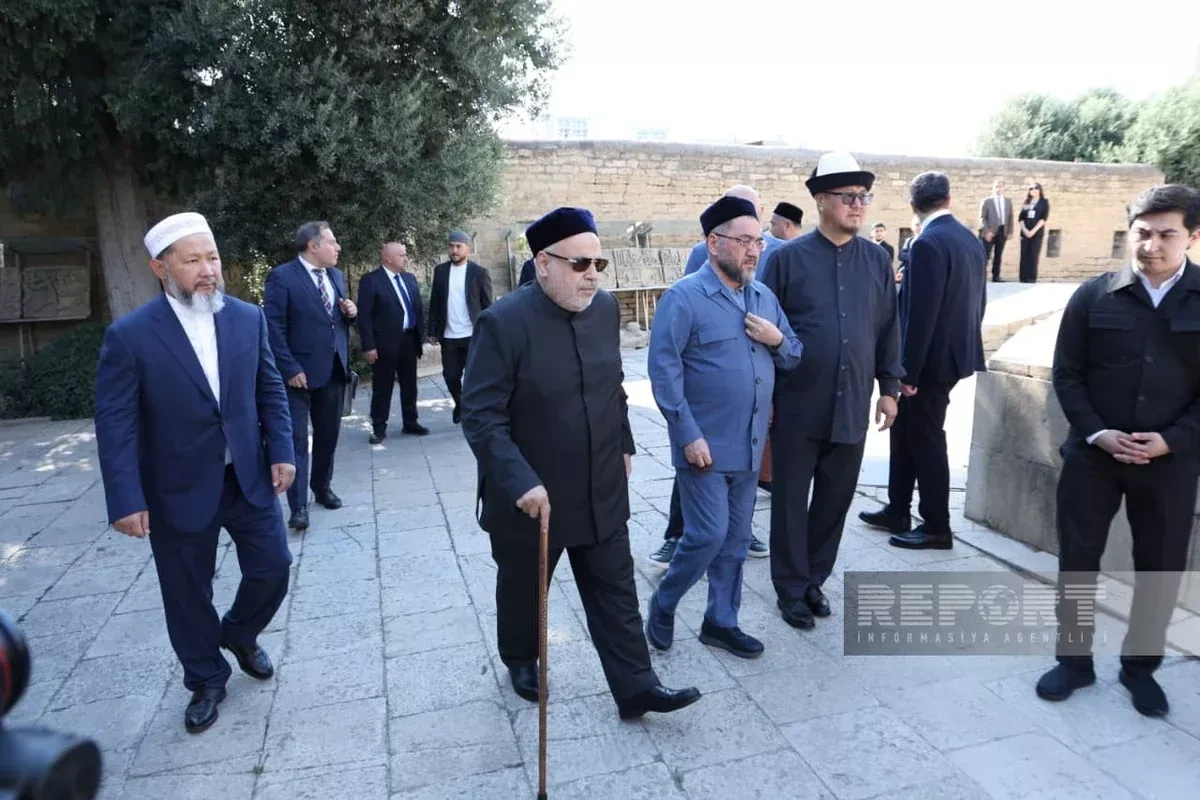 Participants of 7th OTS religious leaders meeting tour Baku’s Icherisheher PHOTO