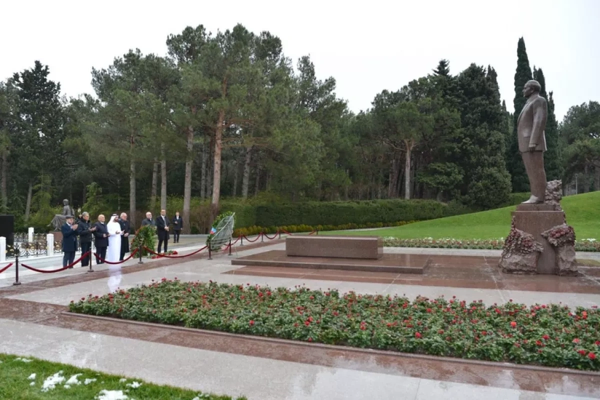 Arab Parliament delegation visits Alley of Honour, Victory Park in Baku PHOTO