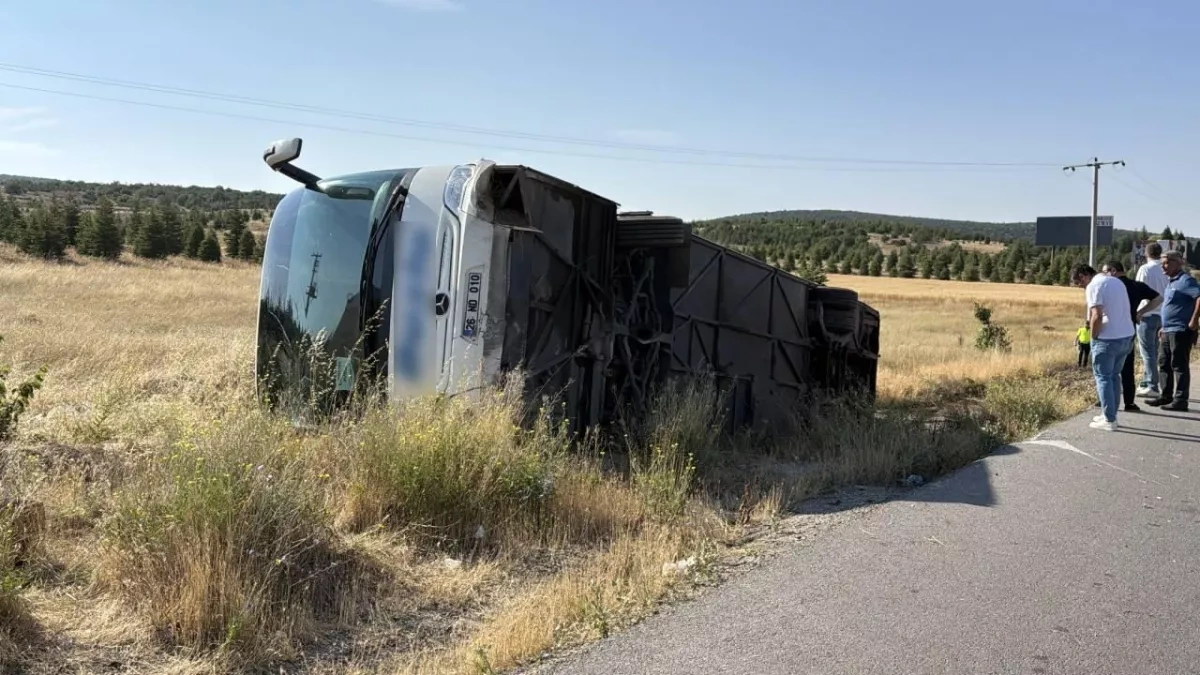 Passenger bus crash leaves 24 injured in Türkiye’s Eskişehir PHOTO
