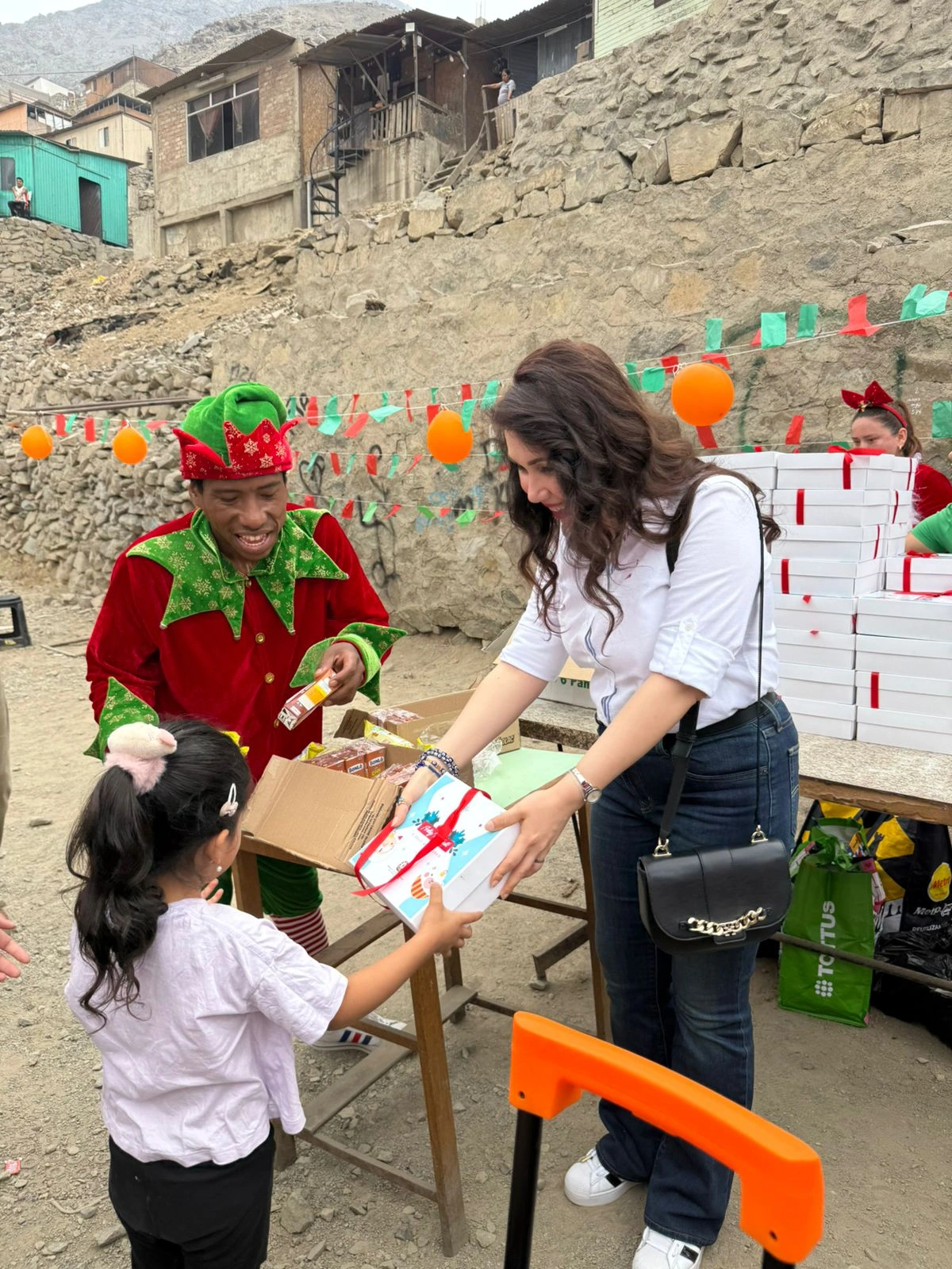 Azerbaijan presents gifts to children from low-income families in Peru (PHOTO)