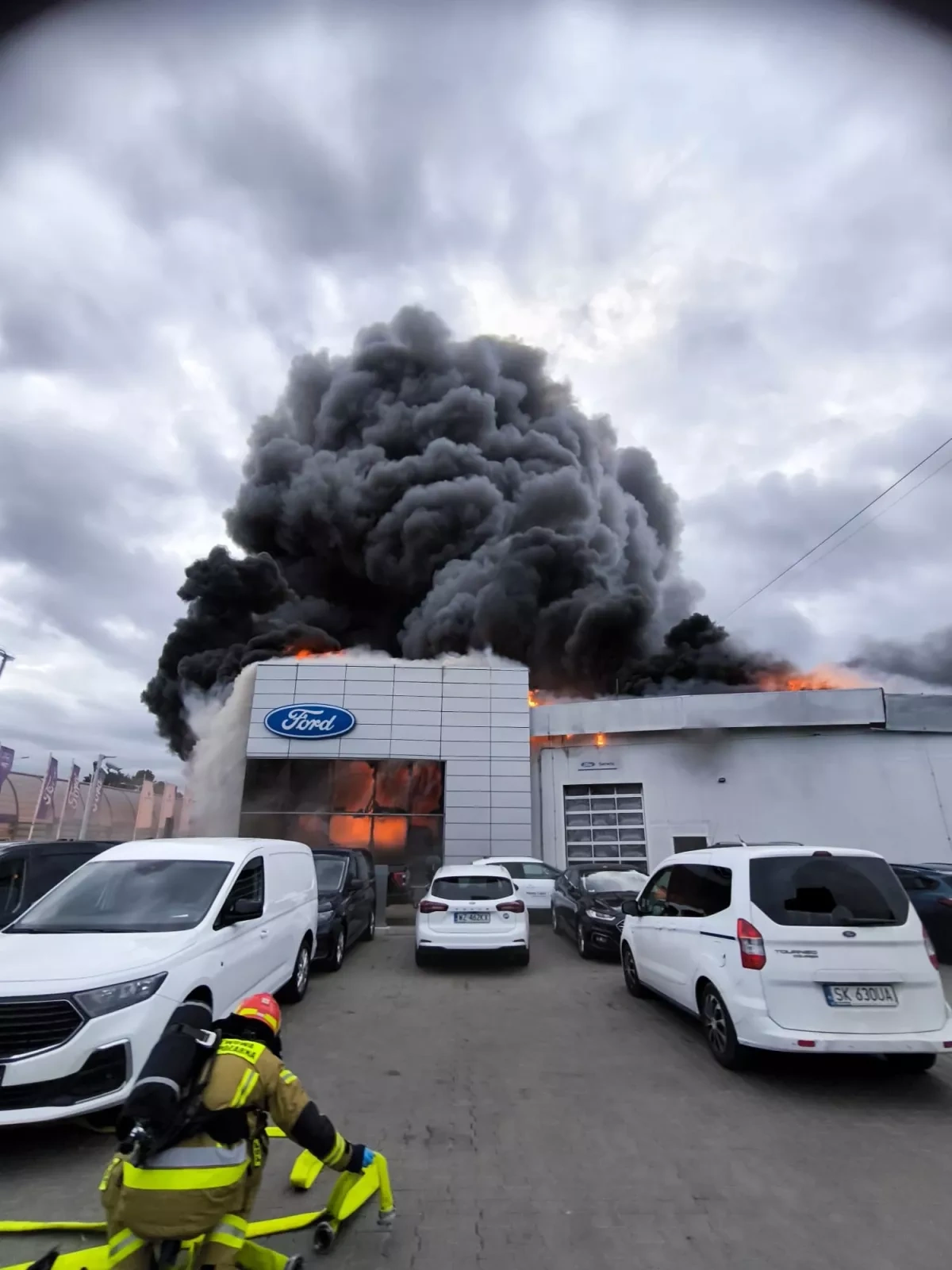 Major fire and explosions hit car dealerships in Warsaw PHOTO / VIDEO