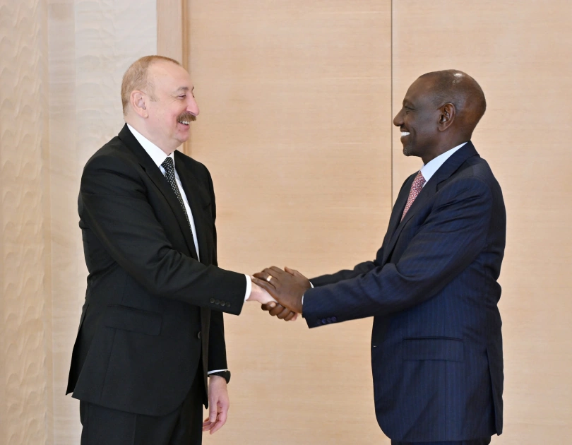 President Ilham Aliyev meets with delegation led by President of Kenya (PHOTO)