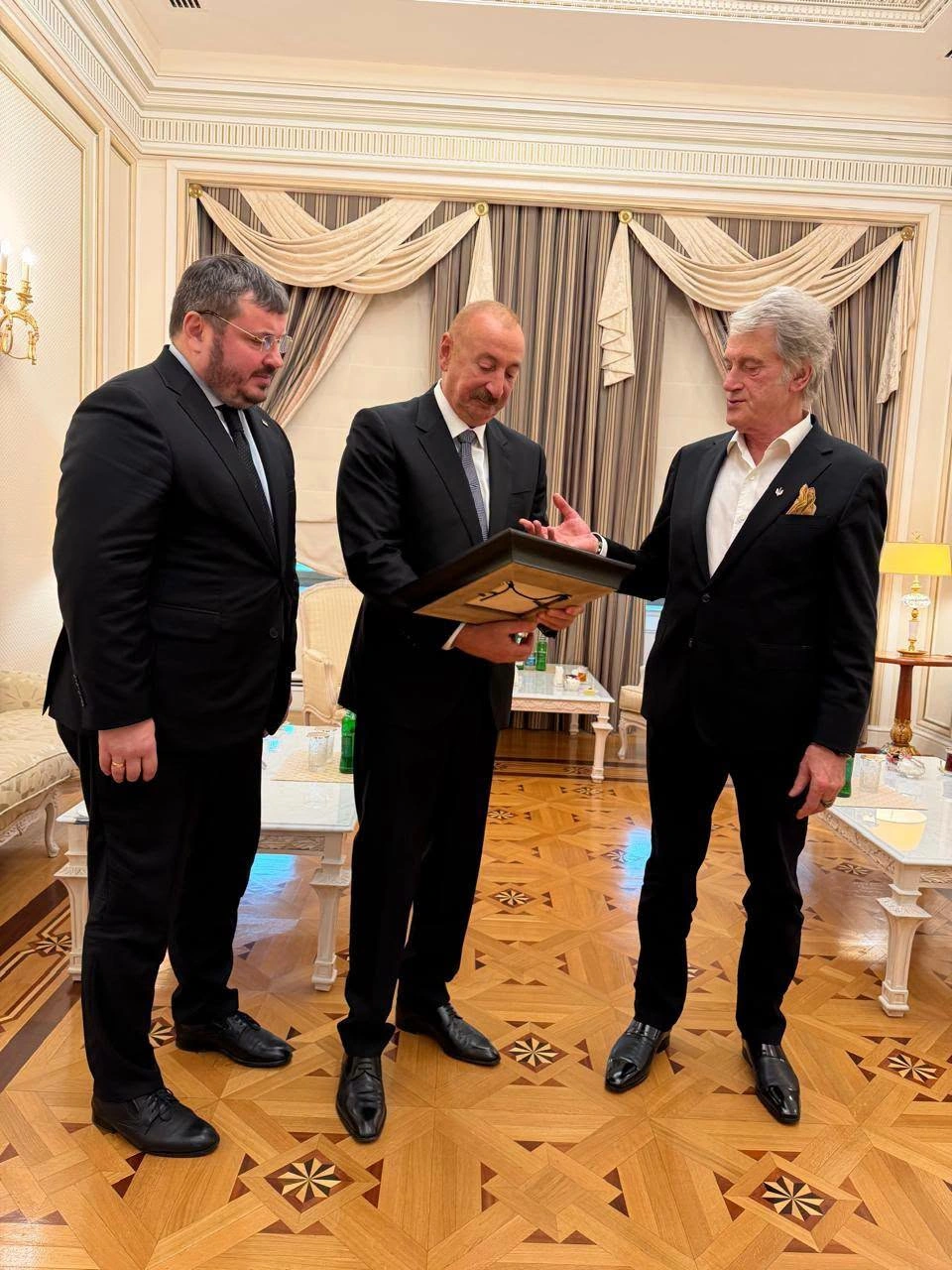 Viktor Yushchenko thanks President Ilham Aliyev for his support of Ukraine (PHOTO)