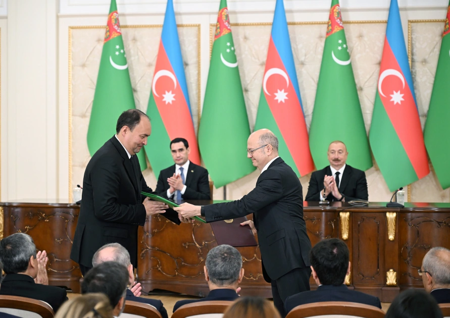 Azerbaijan and Turkmenistan exchange documents (PHOTO)
