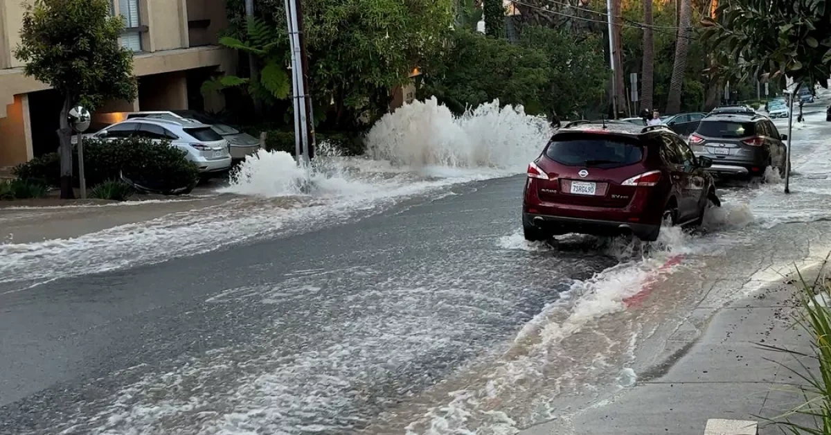 Century-old water main burst causes severe flooding in California VIDEO