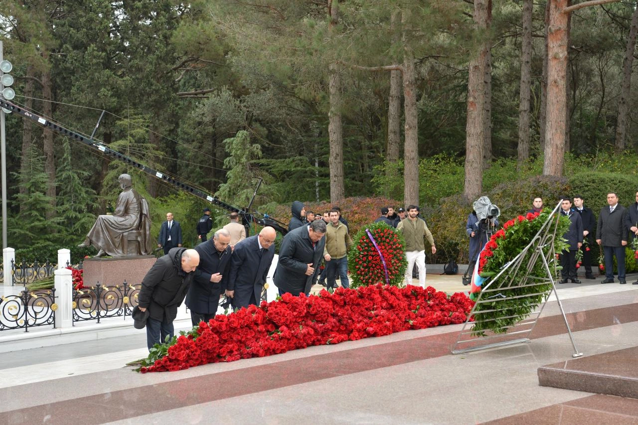Azerbaijani Parliament staff commemorate National Leader Heydar Aliyev at Alley of Honor (PHOTO)